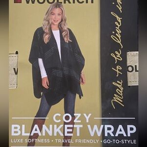 Woolrich Cozy Black and Green Blanket Wrap Poncho Cape Soft Fabric One Size